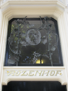 905157 Afbeelding van het met siersmeedwerk versierde raam boven de voordeur van het pand 'Rozenhof' (Maliesingel 28, ...